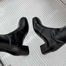 Lemaire 26WF新品极简粗跟弹力靴长靴越穿越爱的经典款型秋日衣橱里的常青树懂行的人一眼便知把舒适 Lemaire 26WF新品极简粗跟弹力靴长靴越穿越爱的经典款型秋日衣橱里的常青树懂行的人一眼便知把舒适