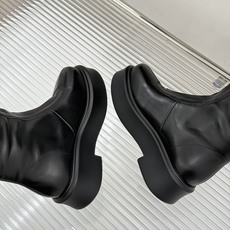 The Row 26WF新品前拉链增高厚底松糕靴子系列大表姐刘雯同款上脚极简老钱风质感直接拉满头层牛皮打 The Row 26WF新品前拉链增高厚底松糕靴子系列大表姐刘雯同款上脚极简老钱风质感直接拉满头层牛皮打