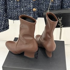 Jil Sander/吉尔桑达极26WF新品粗跟弹力靴系列秋冬衣橱百搭刚需单品低调奢牌诚意之作弹力靴筒妥 Jil Sander/吉尔桑达极26WF新品粗跟弹力靴系列秋冬衣橱百搭刚需单品低调奢牌诚意之作弹力靴筒妥