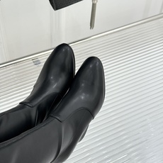 Jil Sander/吉尔桑达极26WF新品粗跟弹力靴系列秋冬衣橱百搭刚需单品低调奢牌诚意之作弹力靴筒妥 Jil Sander/吉尔桑达极26WF新品粗跟弹力靴系列秋冬衣橱百搭刚需单品低调奢牌诚意之作弹力靴筒妥