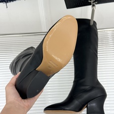 Jil Sander/吉尔桑达极26WF新品粗跟弹力靴系列秋冬衣橱百搭刚需单品低调奢牌诚意之作弹力靴筒妥 Jil Sander/吉尔桑达极26WF新品粗跟弹力靴系列秋冬衣橱百搭刚需单品低调奢牌诚意之作弹力靴筒妥