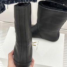 The Row 26WF新品极简雪地靴羊毛短靴冬日鞋柜宝藏单品低调高级氛围感拉满通勤出街都适配老钱风质感 The Row 26WF新品极简雪地靴羊毛短靴冬日鞋柜宝藏单品低调高级氛围感拉满通勤出街都适配老钱风质感