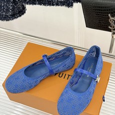 L*V驴家26WF新品网面镂空平底玛丽珍鞋网面镂空解锁清透质感平底玛丽珍雅致登场Monogram花饰缀于 L*V驴家26WF新品网面镂空平底玛丽珍鞋网面镂空解锁清透质感平底玛丽珍雅致登场Monogram花饰缀于