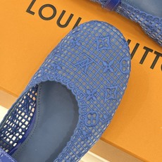 L*V驴家26WF新品网面镂空平底玛丽珍鞋网面镂空解锁清透质感平底玛丽珍雅致登场Monogram花饰缀于 L*V驴家26WF新品网面镂空平底玛丽珍鞋网面镂空解锁清透质感平底玛丽珍雅致登场Monogram花饰缀于