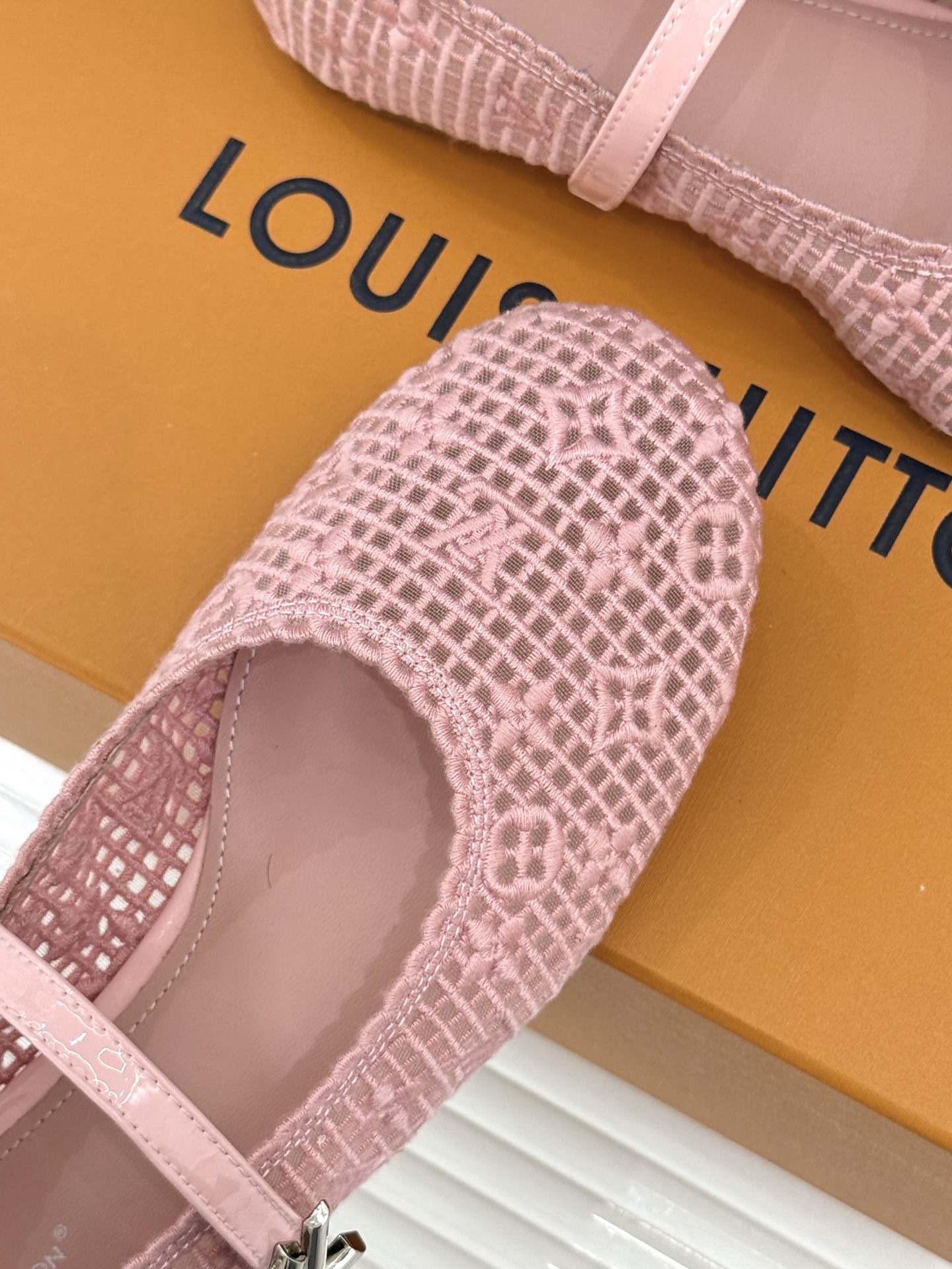 L*V驴家26WF新品网面镂空平底玛丽珍鞋网面镂空解锁清透质感平底玛丽珍雅致登场Monogram花饰缀于