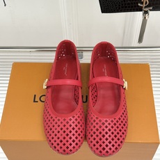 L*V驴家26WF新品网面镂空平底玛丽珍鞋网面镂空解锁清透质感平底玛丽珍雅致登场Monogram花饰缀于 L*V驴家26WF新品网面镂空平底玛丽珍鞋网面镂空解锁清透质感平底玛丽珍雅致登场Monogram花饰缀于