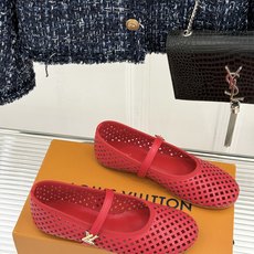 L*V驴家26WF新品网面镂空平底玛丽珍鞋网面镂空解锁清透质感平底玛丽珍雅致登场Monogram花饰缀于 L*V驴家26WF新品网面镂空平底玛丽珍鞋网面镂空解锁清透质感平底玛丽珍雅致登场Monogram花饰缀于
