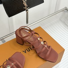 L*V驴家26WF新品罗马金属扣粗跟凉鞋金属锁扣镌刻品牌印记粗跟稳承每一步履复古肌理复刻罗马假日感柔润小 L*V驴家26WF新品罗马金属扣粗跟凉鞋金属锁扣镌刻品牌印记粗跟稳承每一步履复古肌理复刻罗马假日感柔润小