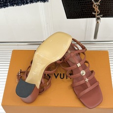 L*V驴家26WF新品罗马金属扣粗跟凉鞋金属锁扣镌刻品牌印记粗跟稳承每一步履复古肌理复刻罗马假日感柔润小 L*V驴家26WF新品罗马金属扣粗跟凉鞋金属锁扣镌刻品牌印记粗跟稳承每一步履复古肌理复刻罗马假日感柔润小