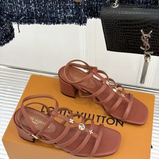 L*V驴家26WF新品罗马金属扣粗跟凉鞋金属锁扣镌刻品牌印记粗跟稳承每一步履复古肌理复刻罗马假日感柔润小 L*V驴家26WF新品罗马金属扣粗跟凉鞋金属锁扣镌刻品牌印记粗跟稳承每一步履复古肌理复刻罗马假日感柔润小