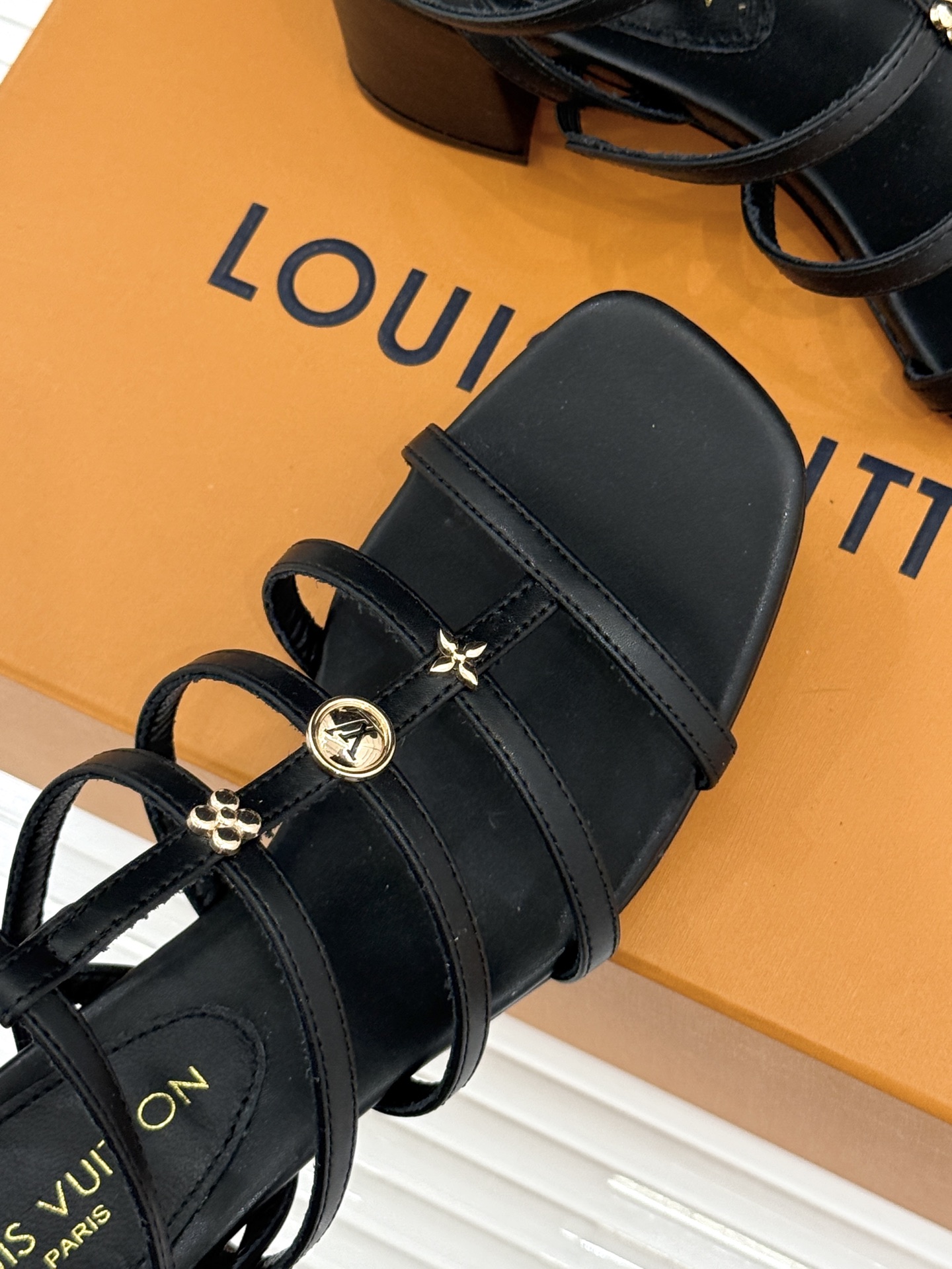 L*V驴家26WF新品罗马金属扣粗跟凉鞋金属锁扣镌刻品牌印记粗跟稳承每一步履复古肌理复刻罗马假日感柔润小