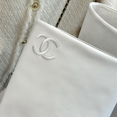 CHANE*|小香25k秋冬新品大链条拼色粗跟裤管靴标志性的大链条设计,把经典玩出花!粗旷却不失精致的金 CHANE*|小香25k秋冬新品大链条拼色粗跟裤管靴标志性的大链条设计,把经典玩出花!粗旷却不失精致的金