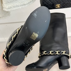 CHANE*|小香25k秋冬新品大链条拼色粗跟裤管靴标志性的大链条设计,把经典玩出花!粗旷却不失精致的金 CHANE*|小香25k秋冬新品大链条拼色粗跟裤管靴标志性的大链条设计,把经典玩出花!粗旷却不失精致的金