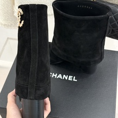 短靴CHANE*|小香25k秋冬新品链条双C拼色粗跟裤管靴长靴这双裤管靴简直是时尚圈的缪斯!靴筒设计挺阔 短靴CHANE*|小香25k秋冬新品链条双C拼色粗跟裤管靴长靴这双裤管靴简直是时尚圈的缪斯!靴筒设计挺阔