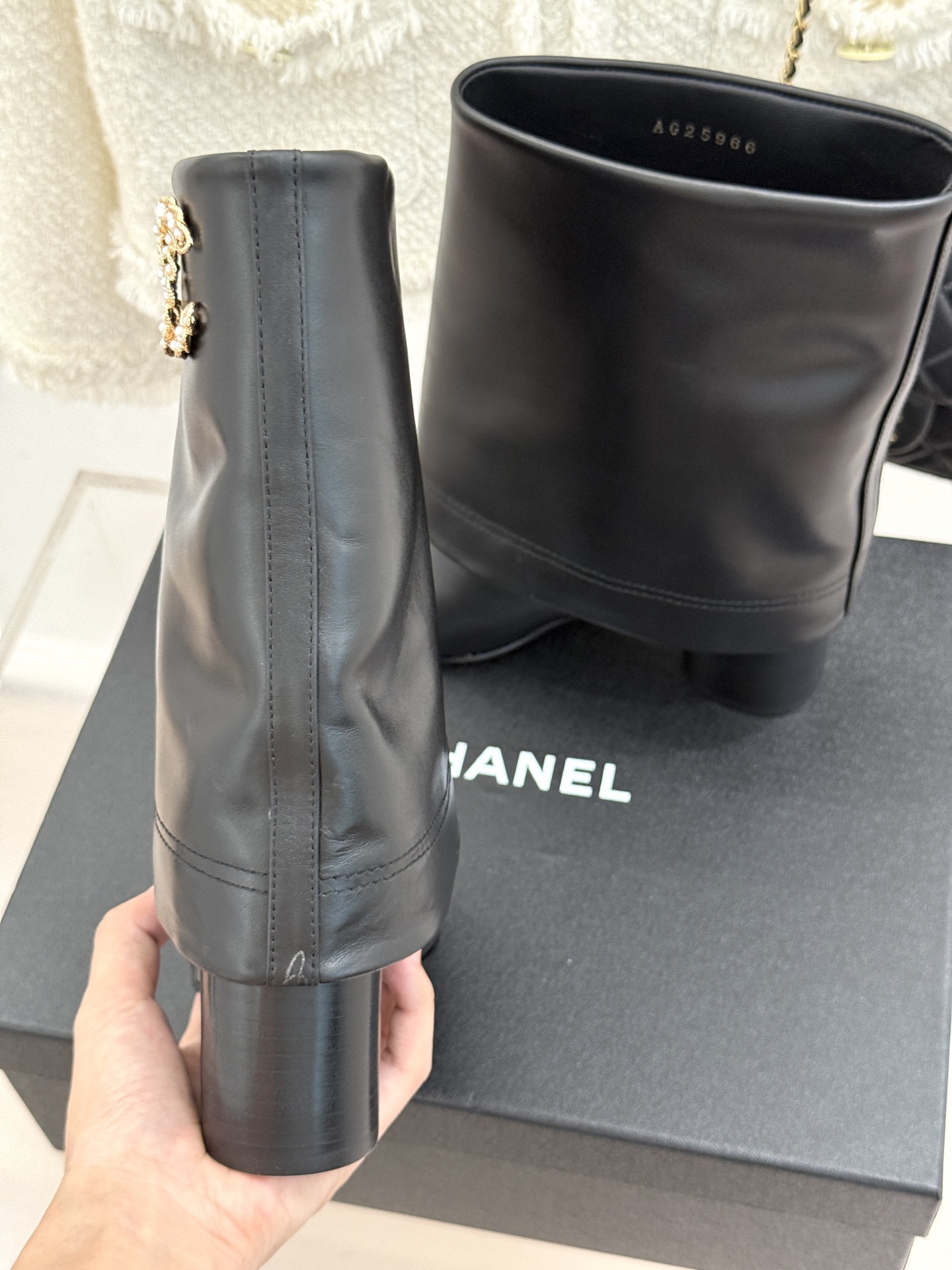 短靴CHANE*｜小香25k秋冬新品链条双C拼色粗跟裤管靴长靴这双裤管靴简直是时尚圈的缪斯！靴筒设计挺阔