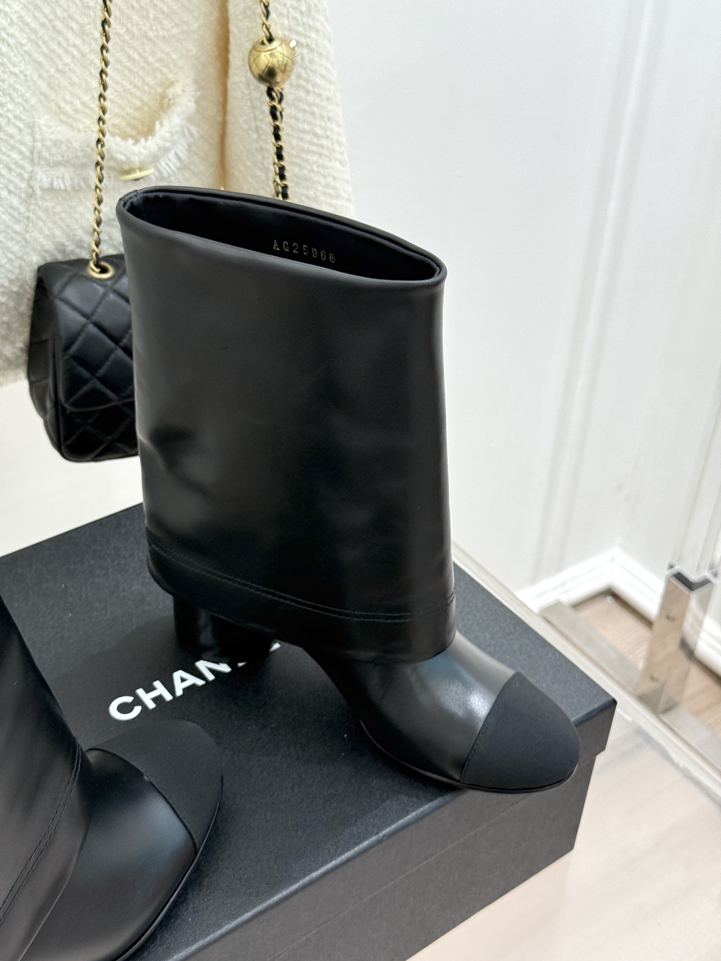 短靴CHANE*｜小香25k秋冬新品链条双C拼色粗跟裤管靴长靴这双裤管靴简直是时尚圈的缪斯！靴筒设计挺阔