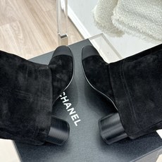 长靴CHANE*|小香25k秋冬新品链条双C拼色粗跟裤管靴长靴这双裤管靴简直是时尚圈的缪斯!靴筒设计挺阔 长靴CHANE*|小香25k秋冬新品链条双C拼色粗跟裤管靴长靴这双裤管靴简直是时尚圈的缪斯!靴筒设计挺阔