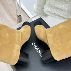 长靴CHANE*|小香25k秋冬新品链条双C拼色粗跟裤管靴长靴这双裤管靴简直是时尚圈的缪斯!靴筒设计挺阔 长靴CHANE*|小香25k秋冬新品链条双C拼色粗跟裤管靴长靴这双裤管靴简直是时尚圈的缪斯!靴筒设计挺阔