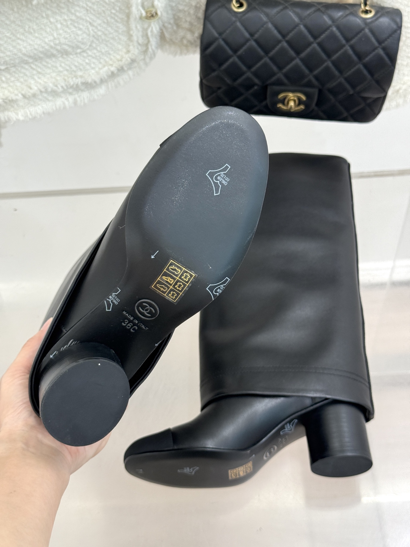 长靴CHANE*｜小香25k秋冬新品链条双C拼色粗跟裤管靴长靴这双裤管靴简直是时尚圈的缪斯！靴筒设计挺阔