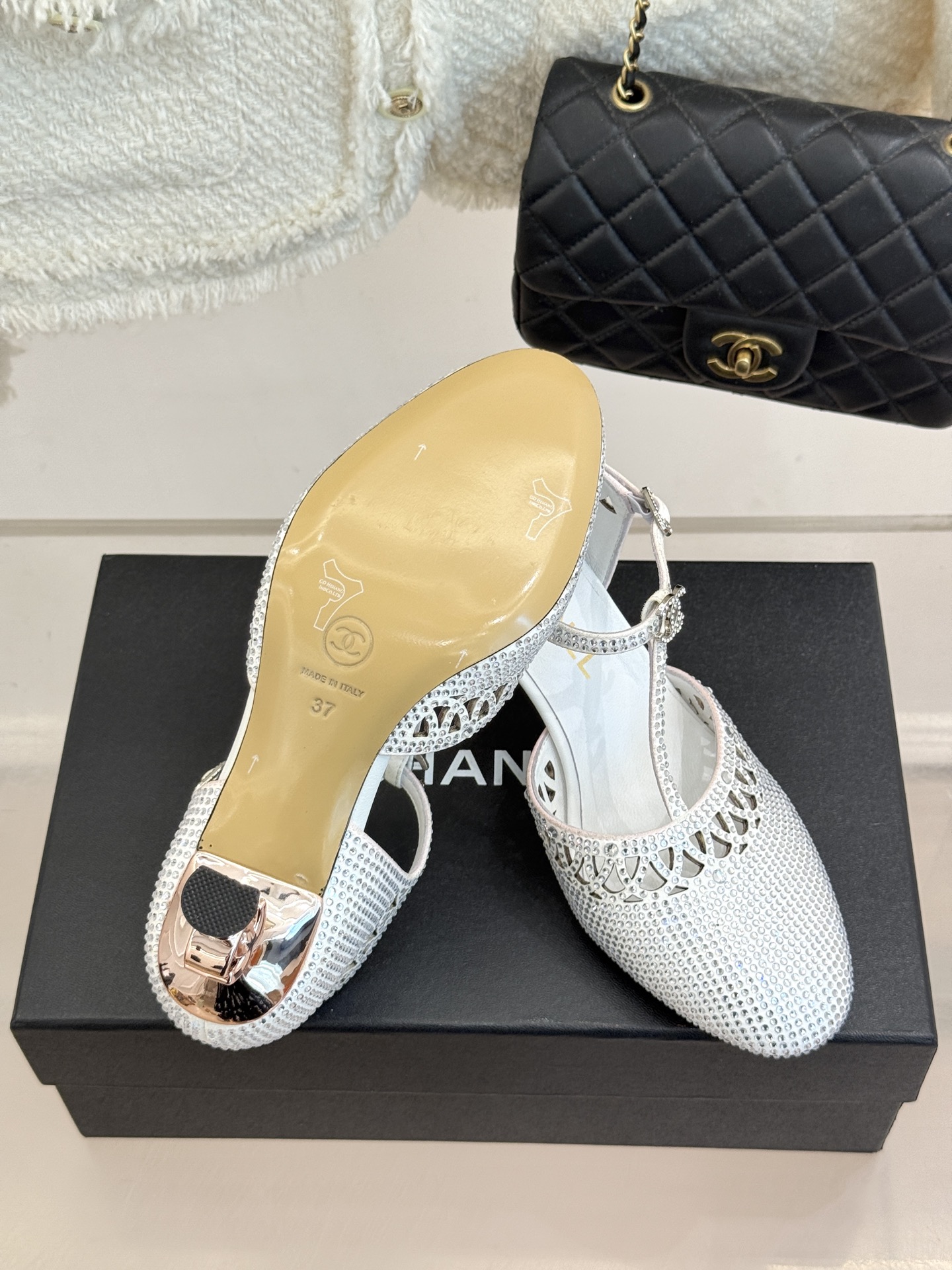 CHANE*|小香26A新品水钻 T字带高跟凉鞋 满钻缀饰流光婉转 纤细T带勾勒足背线条 上脚自带千金感 细高跟衬得腿型 CHANE*|小香26A新品水钻 T字带高跟凉鞋 满钻缀饰流光婉转 纤细T带勾勒足背线条 上脚自带千金感 细高跟衬得腿型