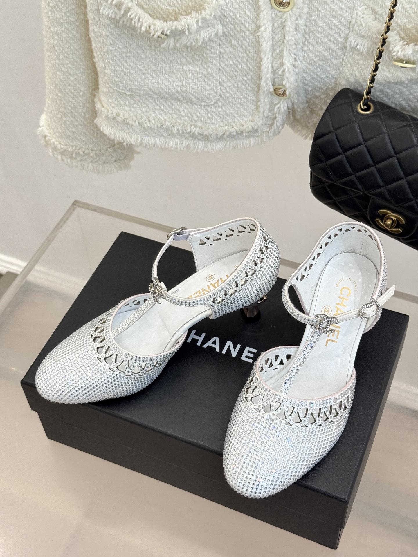 CHANE*|小香26A新品水钻 T字带高跟凉鞋 满钻缀饰流光婉转 纤细T带勾勒足背线条 上脚自带千金感 细高跟衬得腿型 CHANE*|小香26A新品水钻 T字带高跟凉鞋 满钻缀饰流光婉转 纤细T带勾勒足背线条 上脚自带千金感 细高跟衬得腿型