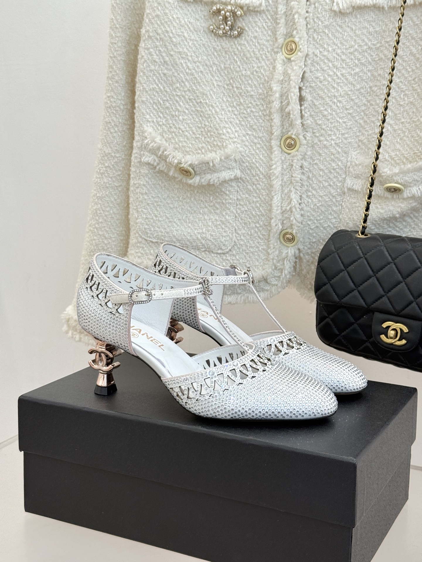 CHANE*|小香26A新品水钻 T字带高跟凉鞋 满钻缀饰流光婉转 纤细T带勾勒足背线条 上脚自带千金感 细高跟衬得腿型 CHANE*|小香26A新品水钻 T字带高跟凉鞋 满钻缀饰流光婉转 纤细T带勾勒足背线条 上脚自带千金感 细高跟衬得腿型