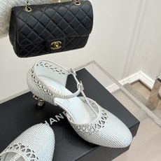 CHANE*|小香26A新品水钻 T字带高跟凉鞋 满钻缀饰流光婉转 纤细T带勾勒足背线条 上脚自带千金感 细高跟衬得腿型 CHANE*|小香26A新品水钻 T字带高跟凉鞋 满钻缀饰流光婉转 纤细T带勾勒足背线条 上脚自带千金感 细高跟衬得腿型