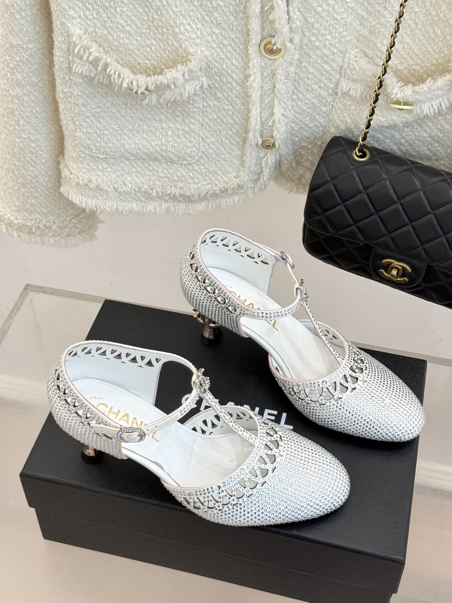 CHANE*|小香26A新品水钻 T字带高跟凉鞋 满钻缀饰流光婉转 纤细T带勾勒足背线条 上脚自带千金感 细高跟衬得腿型 CHANE*|小香26A新品水钻 T字带高跟凉鞋 满钻缀饰流光婉转 纤细T带勾勒足背线条 上脚自带千金感 细高跟衬得腿型