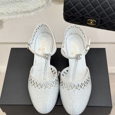 CHANE*|小香26A新品水钻 T字带高跟凉鞋 满钻缀饰流光婉转 纤细T带勾勒足背线条 上脚自带千金感 细高跟衬得腿型 CHANE*|小香26A新品水钻 T字带高跟凉鞋 满钻缀饰流光婉转 纤细T带勾勒足背线条 上脚自带千金感 细高跟衬得腿型