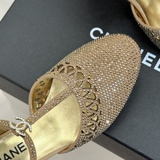 CHANE*|小香26A新品水钻 T字带高跟凉鞋 满钻缀饰流光婉转 纤细T带勾勒足背线条 上脚自带千金感 细高跟衬得腿型 CHANE*|小香26A新品水钻 T字带高跟凉鞋 满钻缀饰流光婉转 纤细T带勾勒足背线条 上脚自带千金感 细高跟衬得腿型