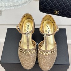 CHANE*|小香26A新品水钻 T字带高跟凉鞋 满钻缀饰流光婉转 纤细T带勾勒足背线条 上脚自带千金感 细高跟衬得腿型 CHANE*|小香26A新品水钻 T字带高跟凉鞋 满钻缀饰流光婉转 纤细T带勾勒足背线条 上脚自带千金感 细高跟衬得腿型