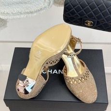 CHANE*|小香26A新品水钻 T字带高跟凉鞋 满钻缀饰流光婉转 纤细T带勾勒足背线条 上脚自带千金感 细高跟衬得腿型 CHANE*|小香26A新品水钻 T字带高跟凉鞋 满钻缀饰流光婉转 纤细T带勾勒足背线条 上脚自带千金感 细高跟衬得腿型