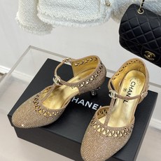CHANE*|小香26A新品水钻 T字带高跟凉鞋 满钻缀饰流光婉转 纤细T带勾勒足背线条 上脚自带千金感 细高跟衬得腿型 CHANE*|小香26A新品水钻 T字带高跟凉鞋 满钻缀饰流光婉转 纤细T带勾勒足背线条 上脚自带千金感 细高跟衬得腿型