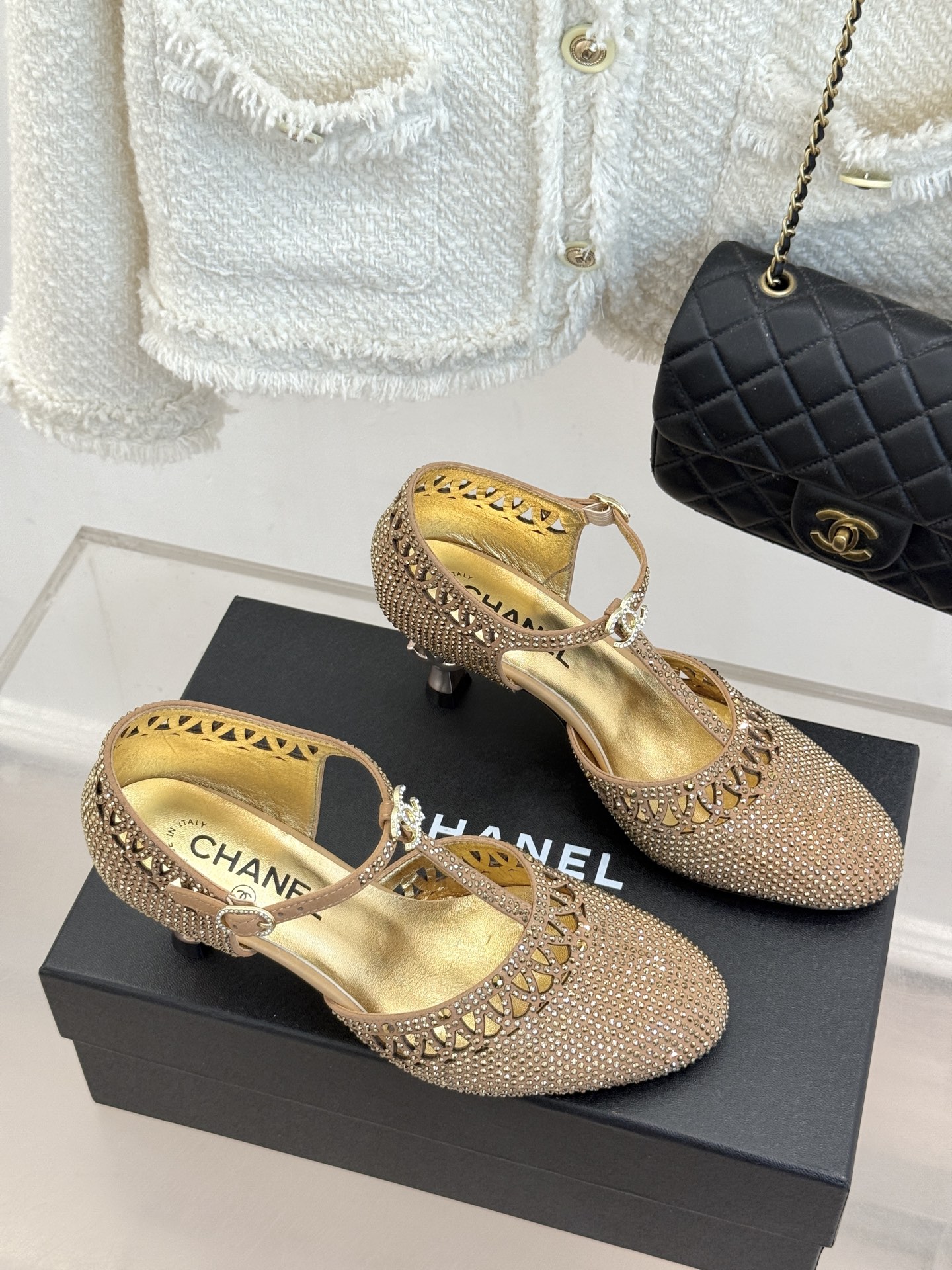 CHANE*|小香26A新品水钻 T字带高跟凉鞋 满钻缀饰流光婉转 纤细T带勾勒足背线条 上脚自带千金感 细高跟衬得腿型 CHANE*|小香26A新品水钻 T字带高跟凉鞋 满钻缀饰流光婉转 纤细T带勾勒足背线条 上脚自带千金感 细高跟衬得腿型