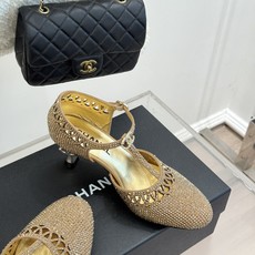 CHANE*|小香26A新品水钻 T字带高跟凉鞋 满钻缀饰流光婉转 纤细T带勾勒足背线条 上脚自带千金感 细高跟衬得腿型 CHANE*|小香26A新品水钻 T字带高跟凉鞋 满钻缀饰流光婉转 纤细T带勾勒足背线条 上脚自带千金感 细高跟衬得腿型