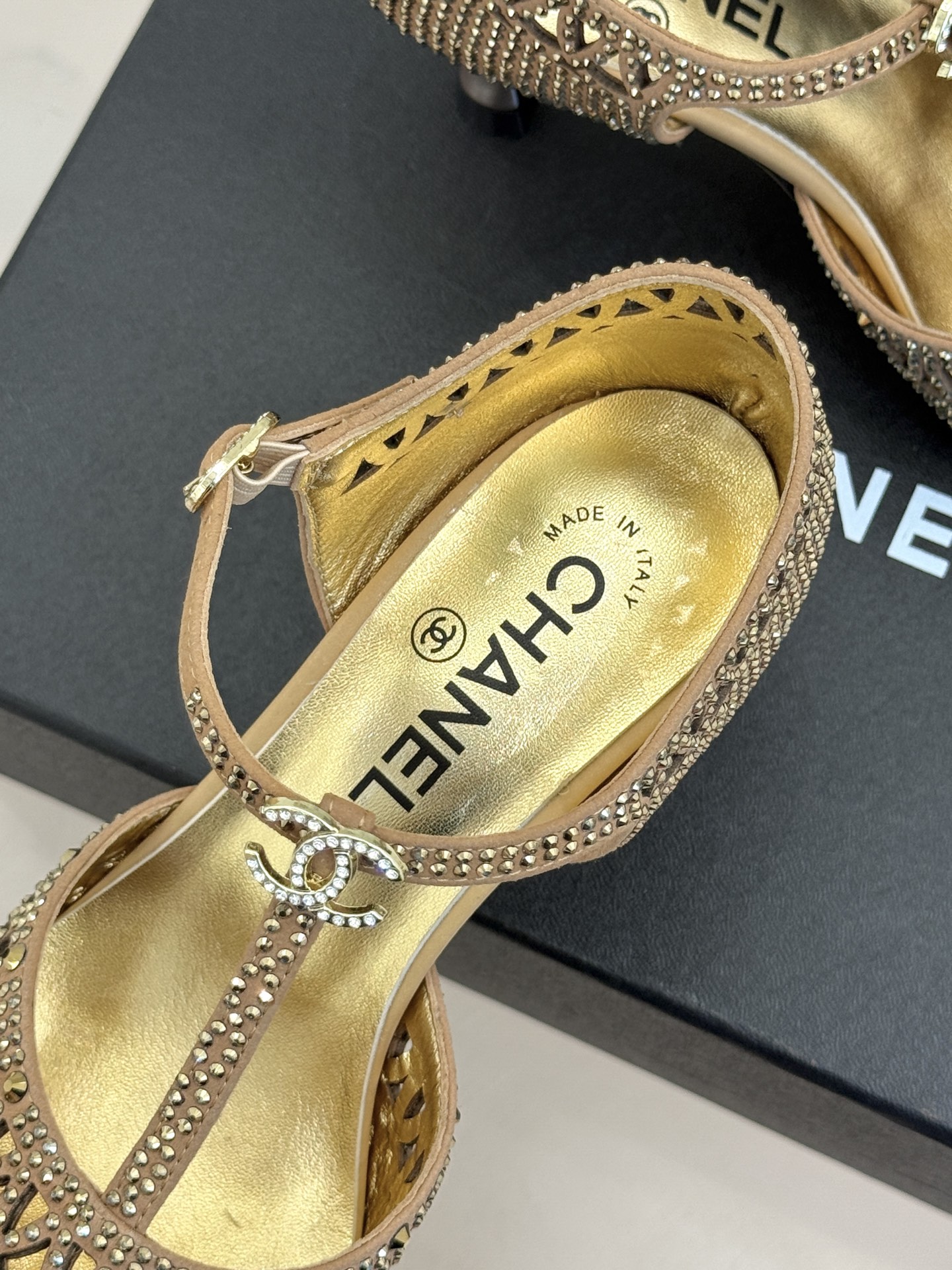 CHANE*|小香26A新品水钻 T字带高跟凉鞋 满钻缀饰流光婉转 纤细T带勾勒足背线条 上脚自带千金感 细高跟衬得腿型 CHANE*|小香26A新品水钻 T字带高跟凉鞋 满钻缀饰流光婉转 纤细T带勾勒足背线条 上脚自带千金感 细高跟衬得腿型