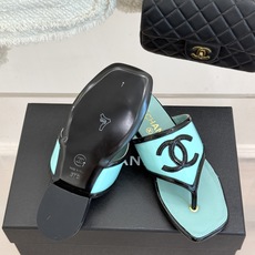 CHANE*|小香经典大双C 方头夹脚平底人字拖鞋 夏日的温柔贵气感 皮面蝴蝶结轻落脚背 双C金标藏着法式浪漫 小羊皮贴 CHANE*|小香经典大双C 方头夹脚平底人字拖鞋 夏日的温柔贵气感 皮面蝴蝶结轻落脚背 双C金标藏着法式浪漫 小羊皮贴