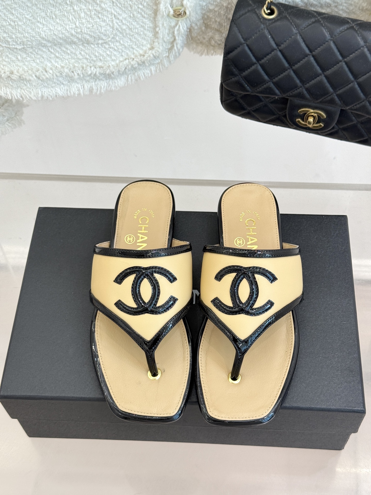 CHANE*|小香经典大双C 方头夹脚平底人字拖鞋 夏日的温柔贵气感 皮面蝴蝶结轻落脚背 双C金标藏着法式浪漫 小羊皮贴 CHANE*|小香经典大双C 方头夹脚平底人字拖鞋 夏日的温柔贵气感 皮面蝴蝶结轻落脚背 双C金标藏着法式浪漫 小羊皮贴