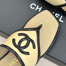 CHANE*|小香经典大双C 方头夹脚平底人字拖鞋 夏日的温柔贵气感 皮面蝴蝶结轻落脚背 双C金标藏着法式浪漫 小羊皮贴 CHANE*|小香经典大双C 方头夹脚平底人字拖鞋 夏日的温柔贵气感 皮面蝴蝶结轻落脚背 双C金标藏着法式浪漫 小羊皮贴