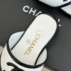 CHANE*|小香经典大双C 方头夹脚平底人字拖鞋 夏日的温柔贵气感 皮面蝴蝶结轻落脚背 双C金标藏着法式浪漫 小羊皮贴 CHANE*|小香经典大双C 方头夹脚平底人字拖鞋 夏日的温柔贵气感 皮面蝴蝶结轻落脚背 双C金标藏着法式浪漫 小羊皮贴