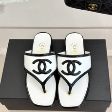 CHANE*|小香经典大双C 方头夹脚平底人字拖鞋 夏日的温柔贵气感 皮面蝴蝶结轻落脚背 双C金标藏着法式浪漫 小羊皮贴 CHANE*|小香经典大双C 方头夹脚平底人字拖鞋 夏日的温柔贵气感 皮面蝴蝶结轻落脚背 双C金标藏着法式浪漫 小羊皮贴