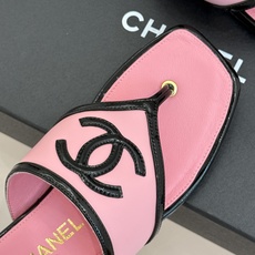 CHANE*|小香经典大双C 方头夹脚平底人字拖鞋 夏日的温柔贵气感 皮面蝴蝶结轻落脚背 双C金标藏着法式浪漫 小羊皮贴 CHANE*|小香经典大双C 方头夹脚平底人字拖鞋 夏日的温柔贵气感 皮面蝴蝶结轻落脚背 双C金标藏着法式浪漫 小羊皮贴