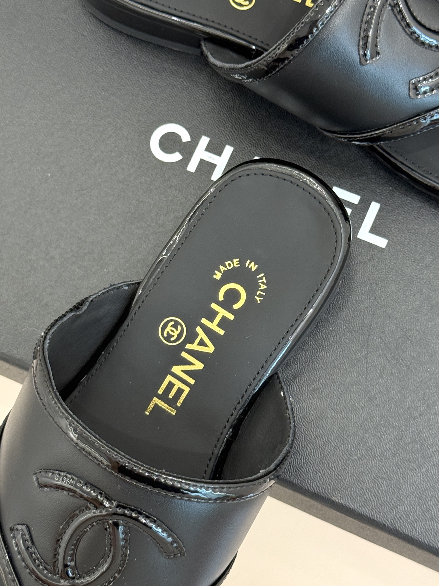 CHANE*|小香经典大双C 方头夹脚平底人字拖鞋 夏日的温柔贵气感 皮面蝴蝶结轻落脚背 双C金标藏着法式浪漫 小羊皮贴 CHANE*|小香经典大双C 方头夹脚平底人字拖鞋 夏日的温柔贵气感 皮面蝴蝶结轻落脚背 双C金标藏着法式浪漫 小羊皮贴