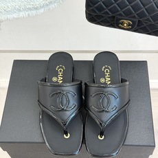 CHANE*|小香经典大双C 方头夹脚平底人字拖鞋 夏日的温柔贵气感 皮面蝴蝶结轻落脚背 双C金标藏着法式浪漫 小羊皮贴 CHANE*|小香经典大双C 方头夹脚平底人字拖鞋 夏日的温柔贵气感 皮面蝴蝶结轻落脚背 双C金标藏着法式浪漫 小羊皮贴