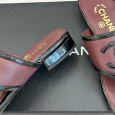CHANE*|小香经典大双C 方头夹脚平底人字拖鞋 夏日的温柔贵气感 皮面蝴蝶结轻落脚背 双C金标藏着法式浪漫 小羊皮贴 CHANE*|小香经典大双C 方头夹脚平底人字拖鞋 夏日的温柔贵气感 皮面蝴蝶结轻落脚背 双C金标藏着法式浪漫 小羊皮贴