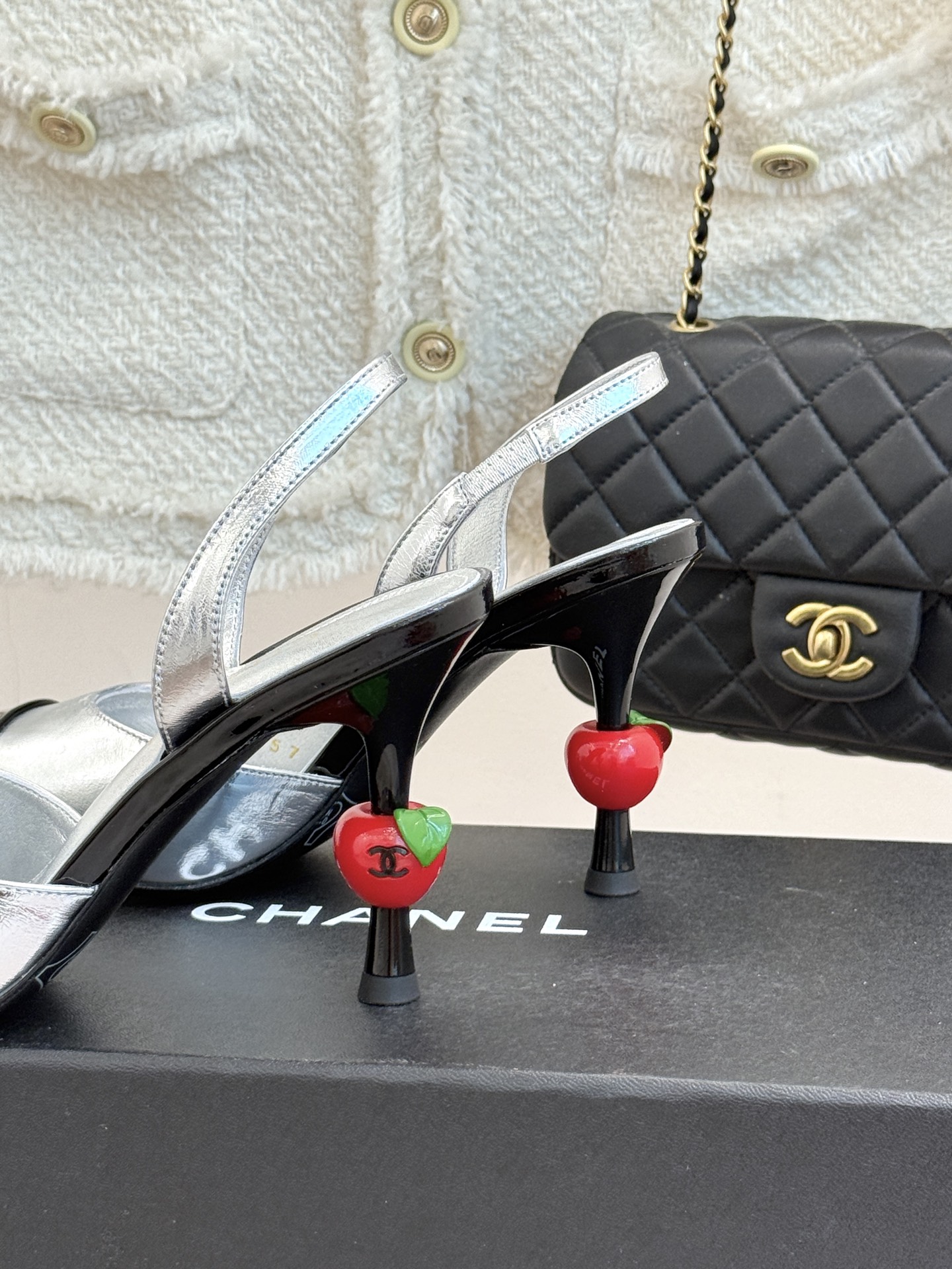 CHANE*|小香26A苹果跟 拼色后空高跟凉鞋 红苹果鞋跟缀双C标识 黑白拼色复古又灵动 漆皮鞋头亮泽细腻 后空剪裁利 CHANE*|小香26A苹果跟 拼色后空高跟凉鞋 红苹果鞋跟缀双C标识 黑白拼色复古又灵动 漆皮鞋头亮泽细腻 后空剪裁利