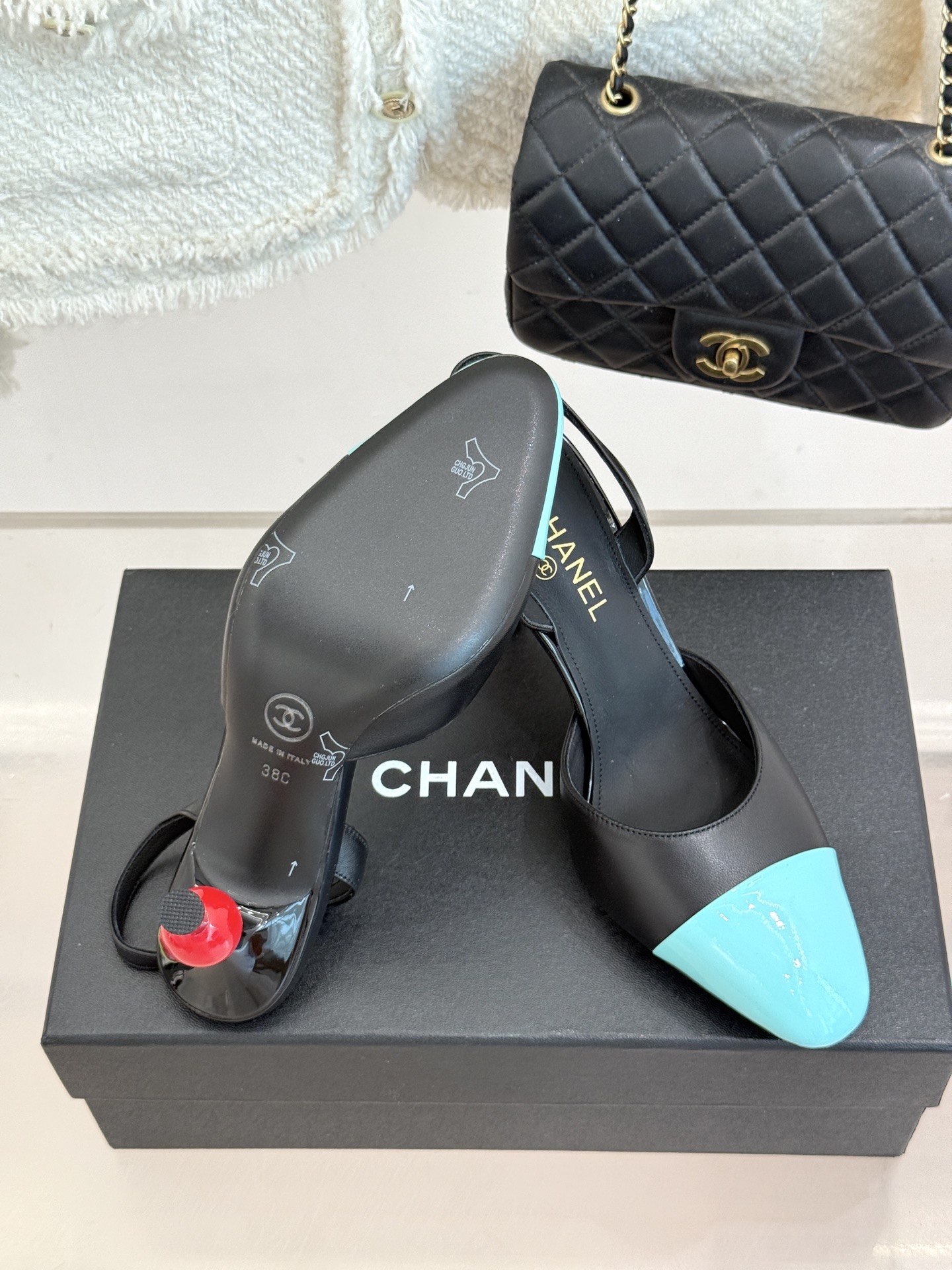 CHANE*|小香26A苹果跟 拼色后空高跟凉鞋 红苹果鞋跟缀双C标识 黑白拼色复古又灵动 漆皮鞋头亮泽细腻 后空剪裁利 CHANE*|小香26A苹果跟 拼色后空高跟凉鞋 红苹果鞋跟缀双C标识 黑白拼色复古又灵动 漆皮鞋头亮泽细腻 后空剪裁利