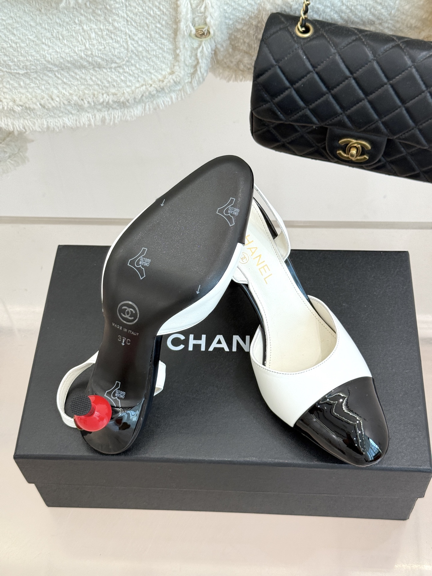 CHANE*|小香26A苹果跟 拼色后空高跟凉鞋 红苹果鞋跟缀双C标识 黑白拼色复古又灵动 漆皮鞋头亮泽细腻 后空剪裁利 CHANE*|小香26A苹果跟 拼色后空高跟凉鞋 红苹果鞋跟缀双C标识 黑白拼色复古又灵动 漆皮鞋头亮泽细腻 后空剪裁利