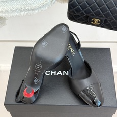 CHANE*|小香26A苹果跟 拼色后空高跟凉鞋 红苹果鞋跟缀双C标识 黑白拼色复古又灵动 漆皮鞋头亮泽细腻 后空剪裁利 CHANE*|小香26A苹果跟 拼色后空高跟凉鞋 红苹果鞋跟缀双C标识 黑白拼色复古又灵动 漆皮鞋头亮泽细腻 后空剪裁利