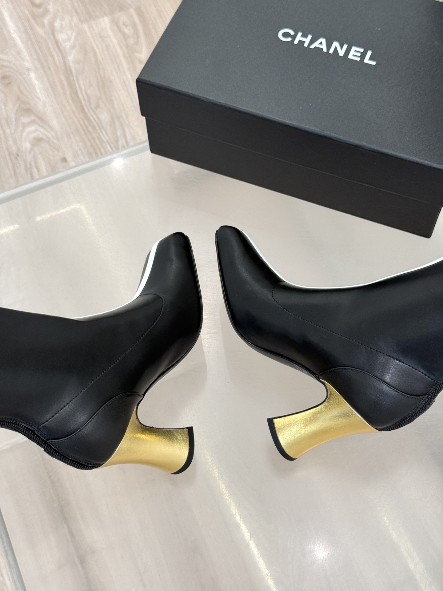 CHANE*|小香26A秋冬新品 双C拼接方头金属跟高跟长靴 秋冬鞋柜必有它位置 时髦精闭眼入不亏 解锁秋冬穿搭万能密码 CHANE*|小香26A秋冬新品 双C拼接方头金属跟高跟长靴 秋冬鞋柜必有它位置 时髦精闭眼入不亏 解锁秋冬穿搭万能密码